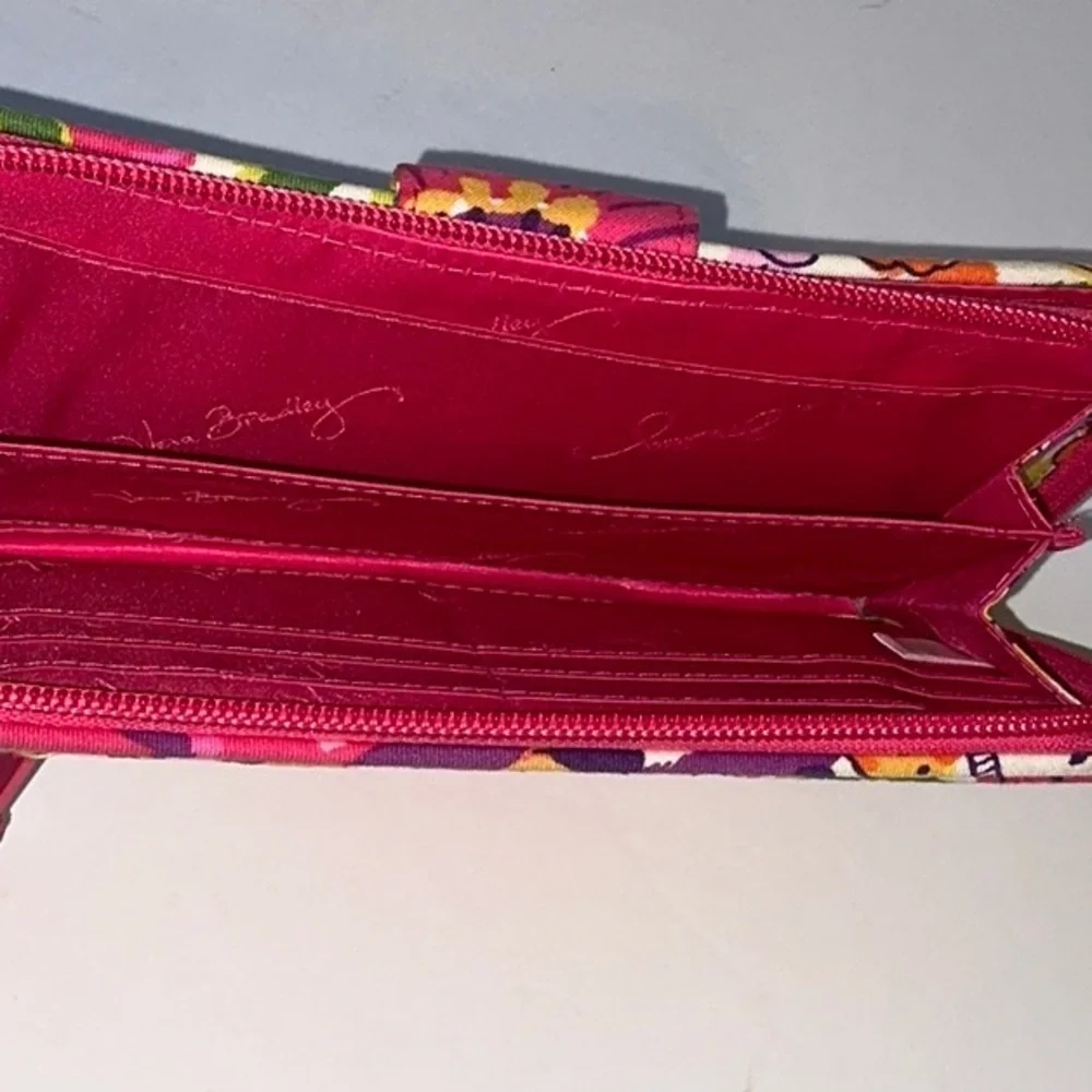 💲Vera Bradley, quilted wallet.